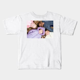 Smiling children lying on autumn leaves (F001/1826) Kids T-Shirt